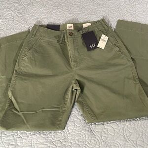 Gap women’s high rise straight khaki in green. Size 4. NWT.